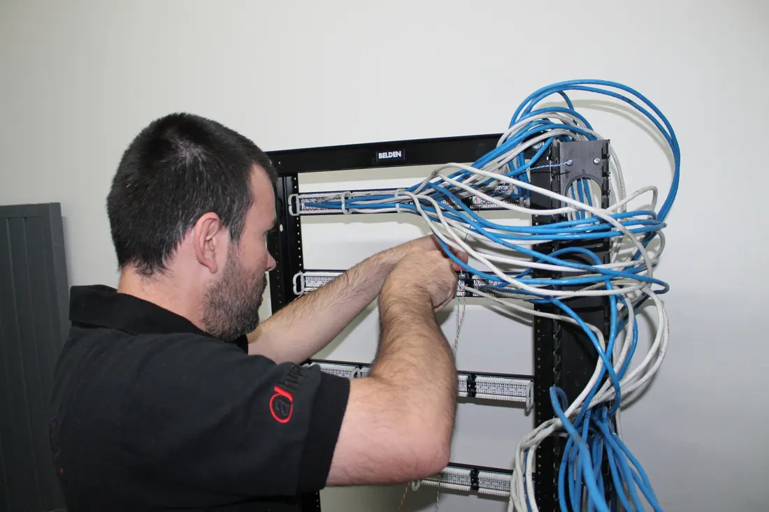 Técnico de INCASE TECHNOLOGY trabajando en un rack de red