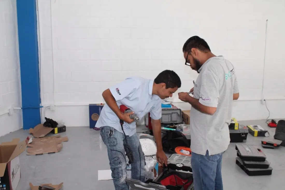 Equipo configurando equipos