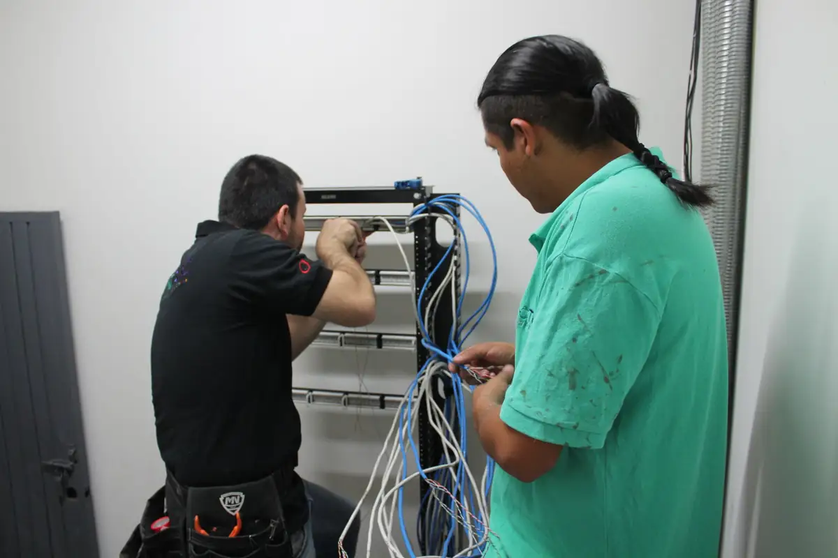 Equipo cableando un rack